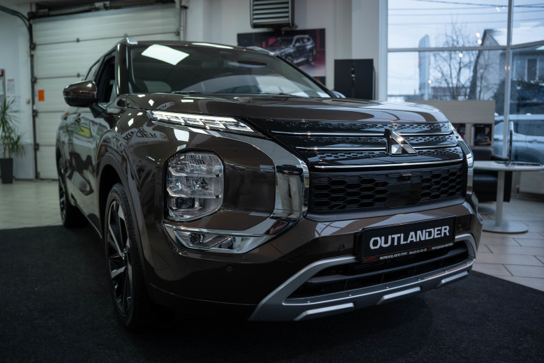 Новий Outlander Ultimate 2.5 MiVEC CVT